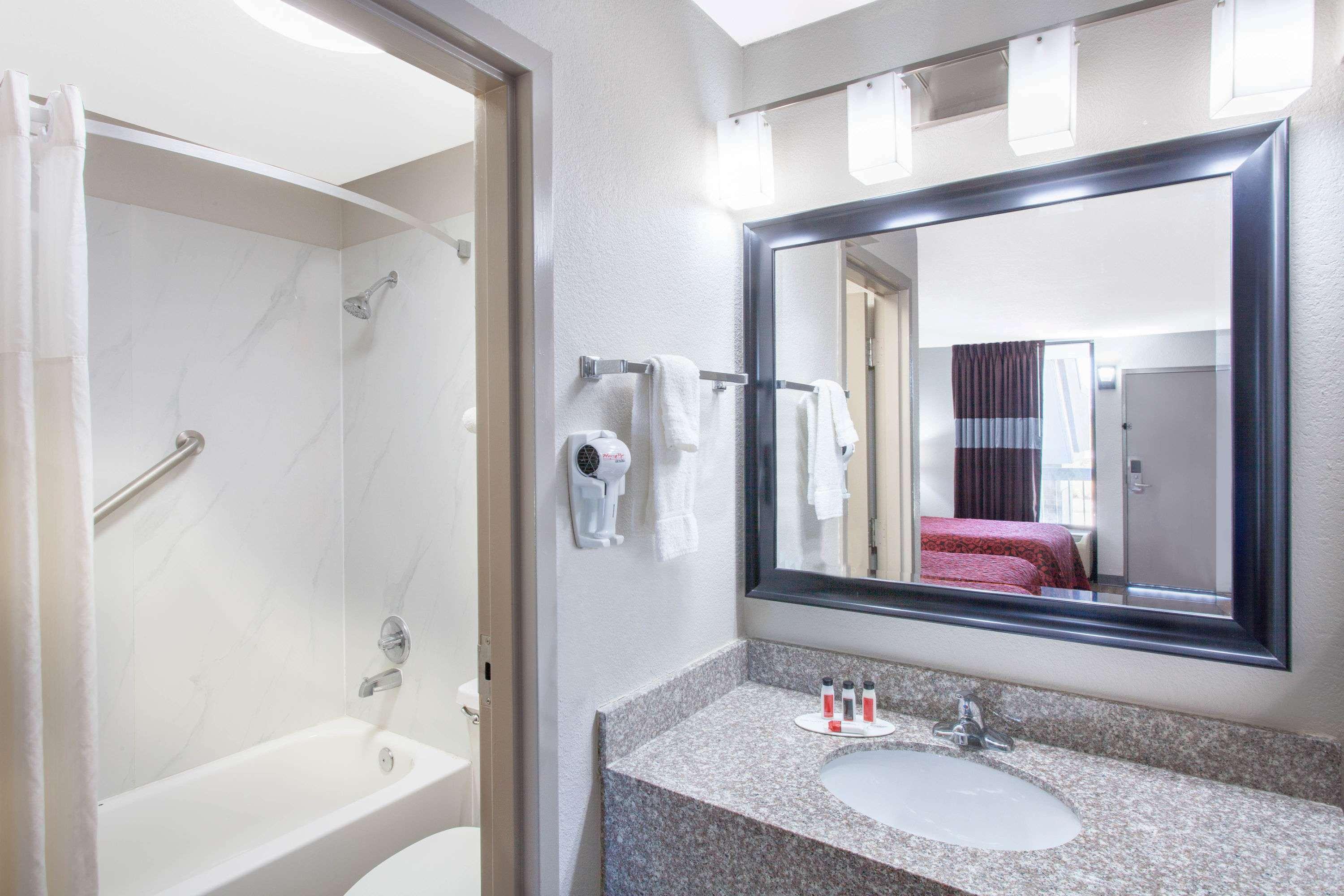 Days Inn By Wyndham Clinton - Laurens I-26 Eksteriør billede